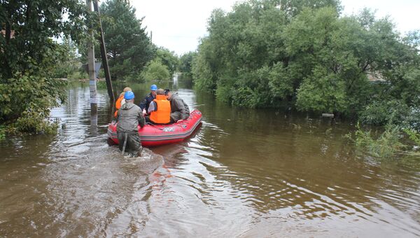 Работа спасателей во время паводков в с. Владимировка, Амурская область