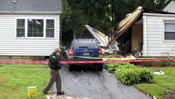 Самолет рухнул на жилые дома в штате Коннектикут