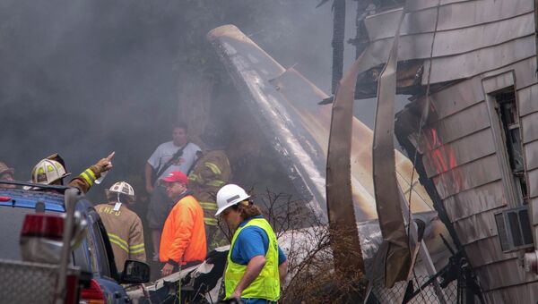 Самолет упал на жилые дома в штате Коннектикут