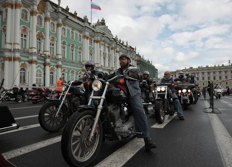 Мотопарад в честь юбилея Harley-Davidson на Дворцовой площади