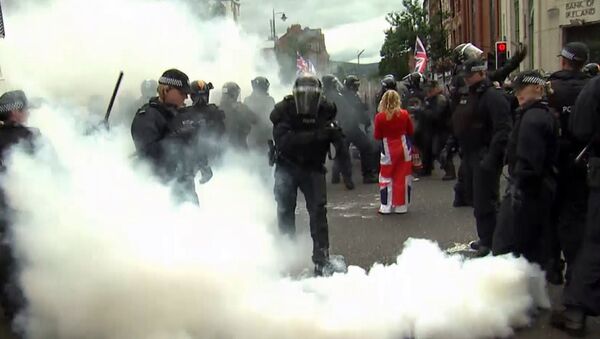 Полицейские разгоняли водометами и дымовыми шашками протестующих в Белфасте