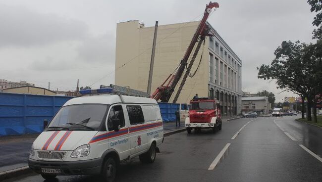 Накренившаяся буровая установка на Лиговском проспекте в Петербурге