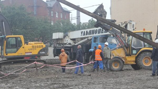 Накренившаяся буровая установка на Лиговском проспекте в Петербурге