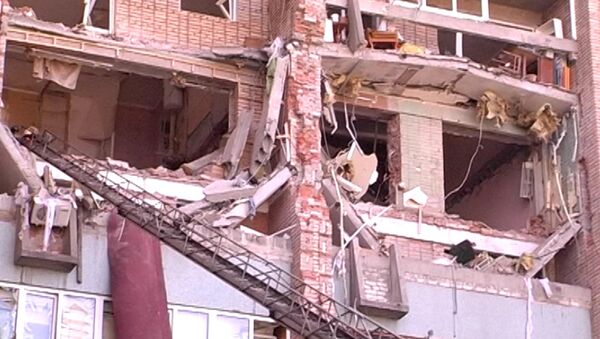 Кадры с места взрыва газа в жилом доме в Луганске