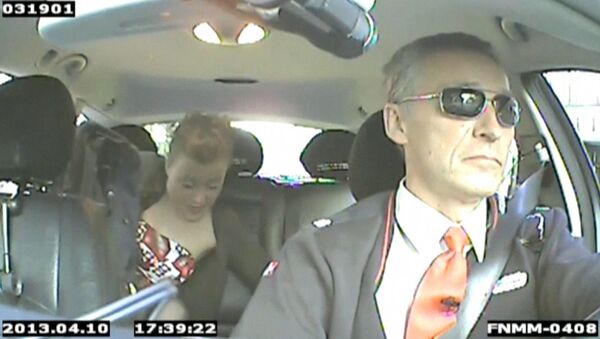 Премьер-министр Норвегии вел такси в темных очках и униформе с бейджем