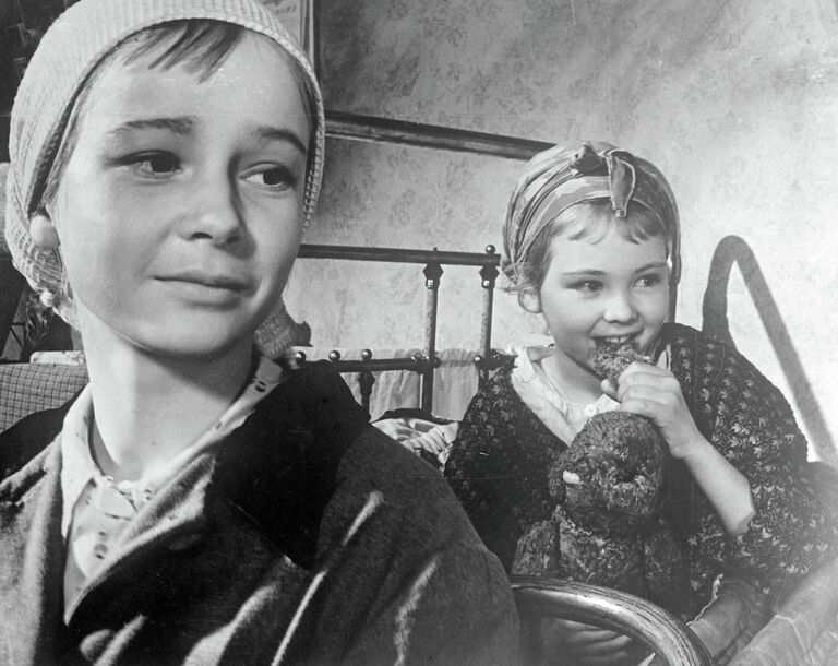 Кадр из фильма Вступление. Валя - актриса Наталия Богунова, Люся - школьница Лида Волкова (справа)