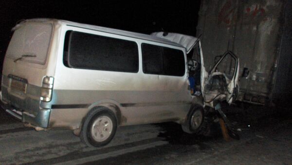 Микроавтобус врезался в грузовик под Новосибирском