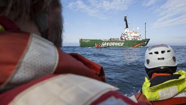 Активисты Гринпис начали акцию протеста у судна Академик Лазарев в Баренцевом море