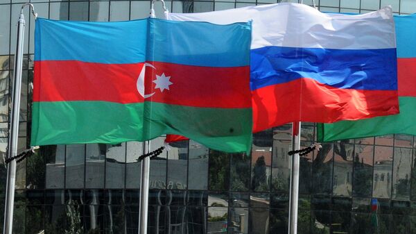 Национальные флаги России и Азербайджана. Архивное фото