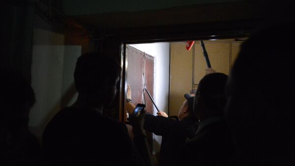 В квартиру сотрудника штаба Навального пытаются проникнуть силой