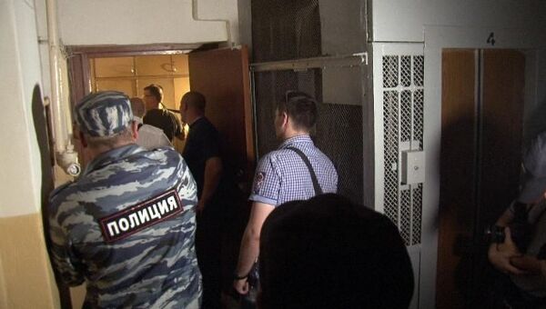Силовики взломали дверь квартиры в Москве в поисках незаконных агитматериалов