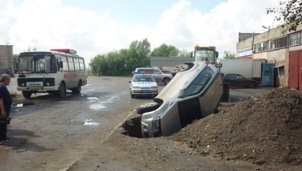 Джип попал в раскопанную яму в Томске, пострадал водитель