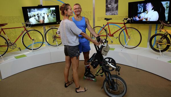 Посетители на открытии выставки Изобретая велосипед