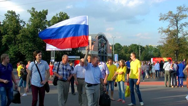 Ликующие болельщики Исинбаевой махали флагами и кричали в метро от радости