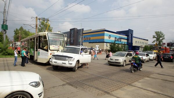 Трамвай и джип столкнулись в Томске, движение трамваев приостановлено