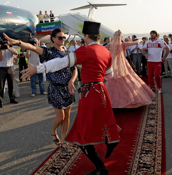 Российская спортсменка Елена Исинбаева танцует лезгинку
