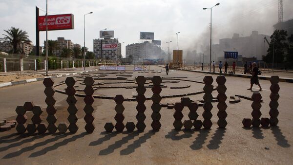 Надпись из киричей Там ​​нет бога, кроме Аллаха во время протестов в Каире