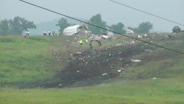 Выжженный след остался на холме после падения Airbus 300 в Алабаме