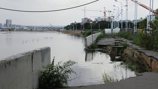 Размытая паводковыми водами набережная в Благовещенске