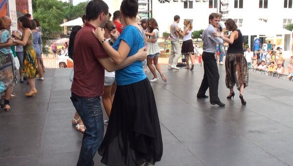 Мастера танца учили приморцев двигаться в ритме танго и сальсы