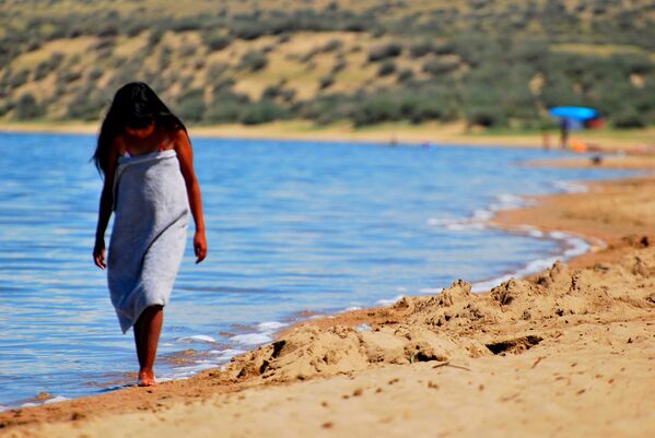 Девушка гуляет по берегу озера Тере-Холь в Туве