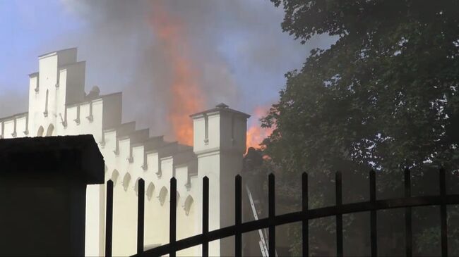 Офисное здание горит в центре Риги