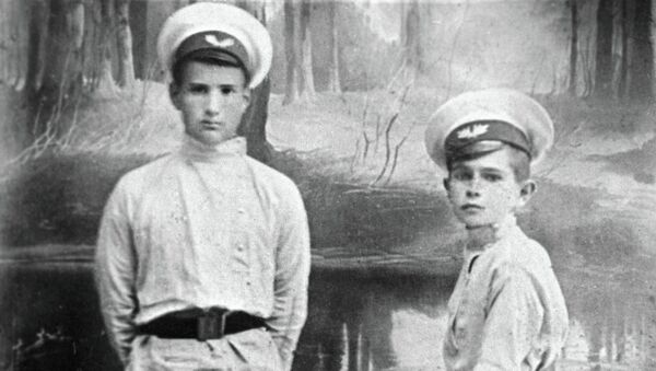 И. В. Курчатов (слева) со своим товарищем по гимназии. Архивное фото