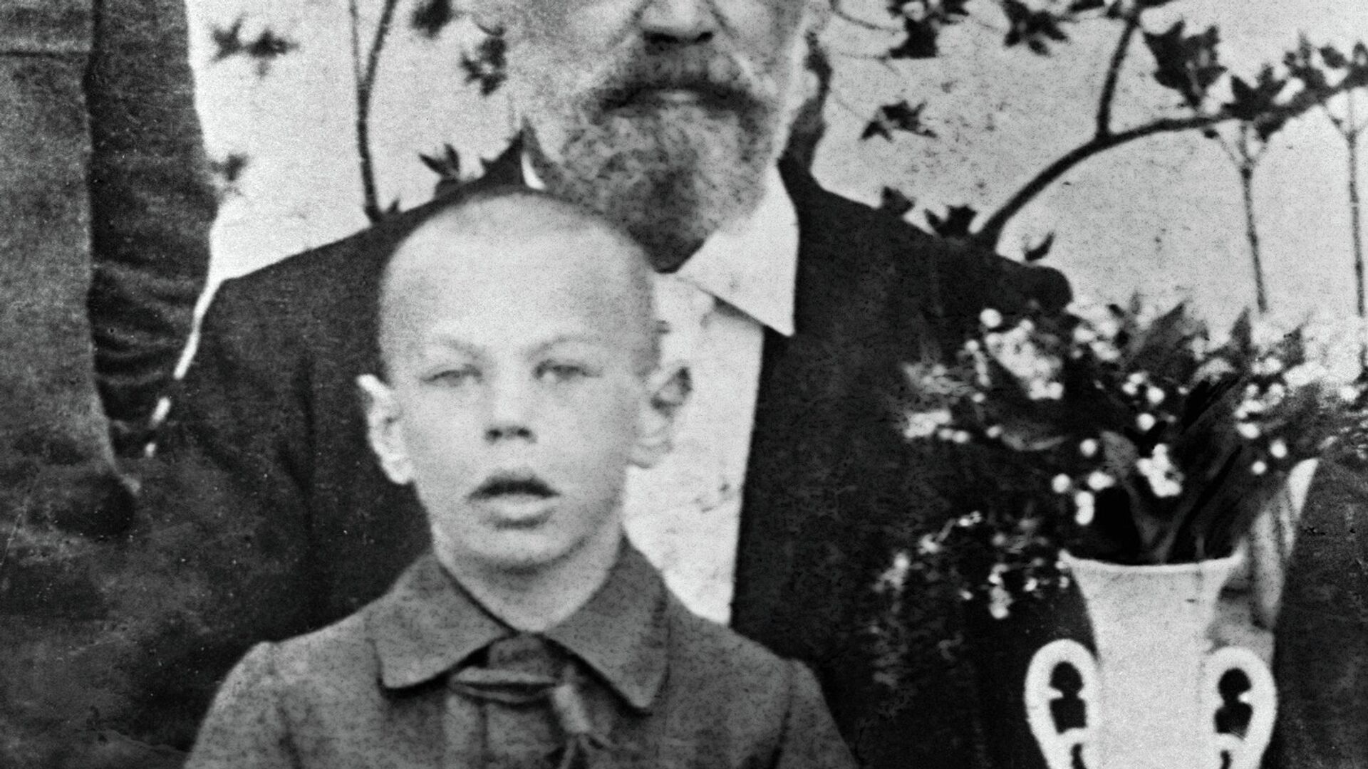 Восьмилетний Рихард Зорге с отцом на фото из семейного архива - РИА Новости, 1920, 04.10.2015