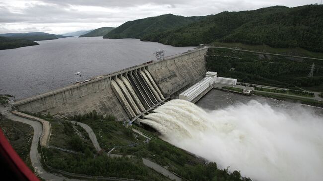 Сброс воды на Зейской ГЭС в Амурской области