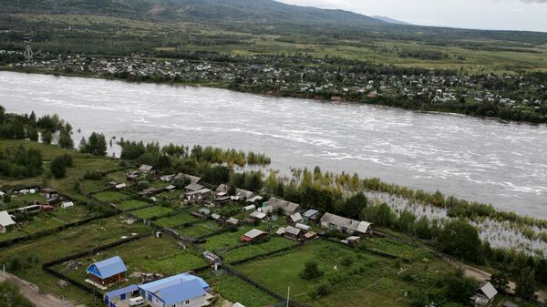 Река Зея во время сброса воды Зейской ГЭС в Амурской области