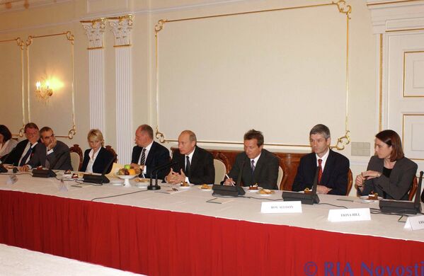 Президент РФ Владимир Путин проводит встречу с участниками первого заседания международного дискуссионного клуба Валдай