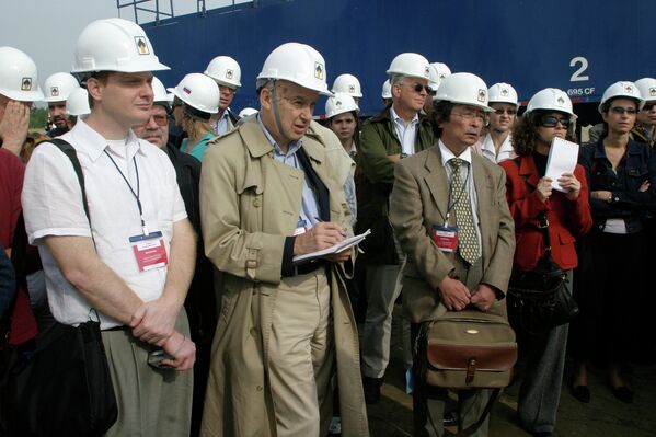 Эксперты клуба Валдай, принимающие участие в третьем заседании клуба по теме энергетической безопасности, во время посещения одной из кустовых площадок Приобского нефтяного месторождения в Ханты-мансийском автономном округе. 2006 год