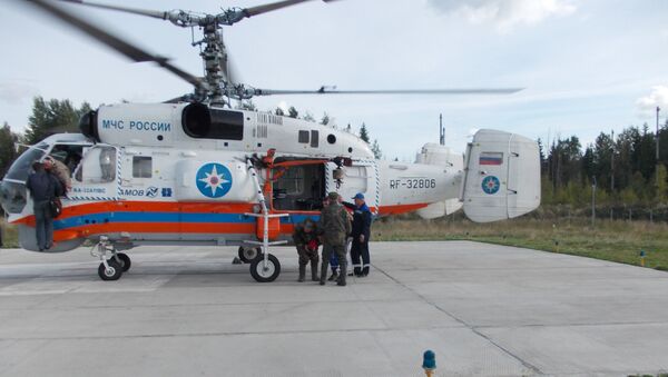 Сотрудники МЧС Ленобласти эвакуируют на вертолете заблудившихся в лесу мужчин