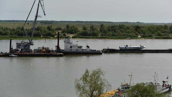 Работы по подъему потерпевшего крушение теплохода на реке Иртыш