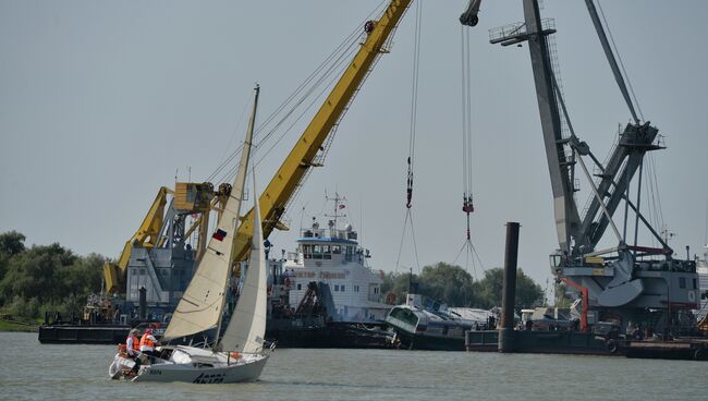 Работы по подъему потерпевшего крушение теплохода на реке Иртыш Работы по подъему потерпевшего крушение теплохода на реке Иртыш