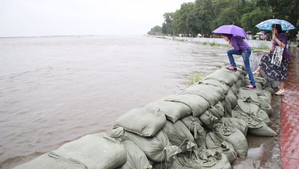 Хабаровчане помогают спасателям строить дамбы от наводнения