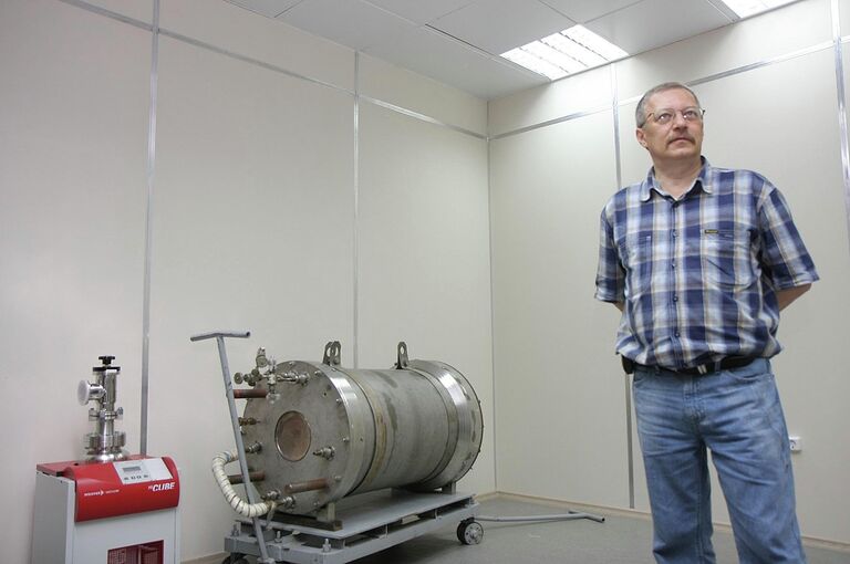 Ведущий научный сотрудник новосибирской лаборатории Алексей Бузулуцков демонстрирует прототип детектора темной материи Ведущий научный сотрудник новосибирской лаборатории Алексей Бузулуцков демонстрирует прототип детектора темной материи