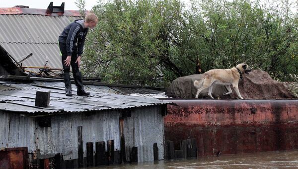 Житель Большого Уссурийского острова под Хабаровском во время паводка. Архивное фото