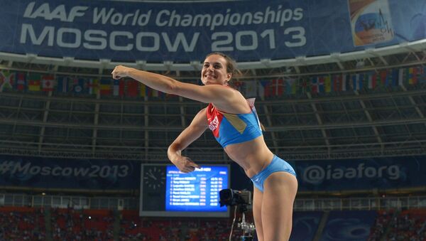 Российская спортсменка Елена Исинбаева в финальных соревнованиях по прыжкам с шестом среди женщин на чемпионате мира по легкой атлетике в Москве