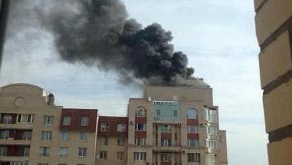 Крыша жилого дома горит в центре Петербурга