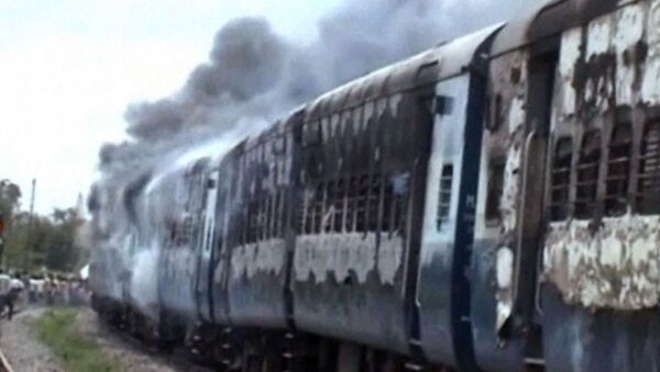 Люди подожгли сбивший паломников поезд в Индии. Кадры с места ЧП