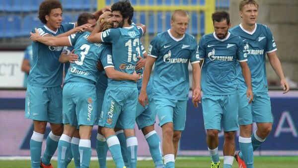 Футболисты Зенита радуются забитому голу в ворота Анжи