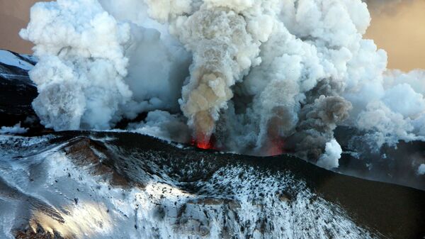 Вулкан Плоский Толбачик в Камчатском крае во время извержения. Архивное фото