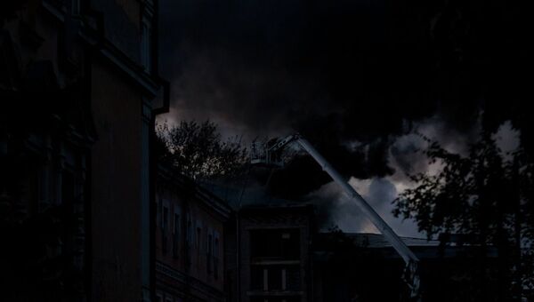 Крыша одного из корпусов бывшего мединститута горит в центре Томска