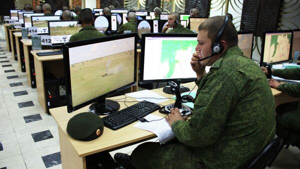 Военнослужащие занимаются на компьютерном тренажере