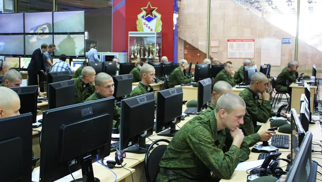 Военнослужащие за компьютерами. Архивное фото