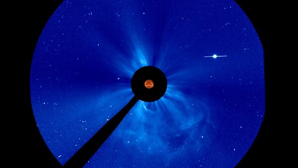 Корональный выброс на Солнце на снимке коронографа LASCO C3 на борту солнечной обсерватории SOHO, звезда справа - Меркурий