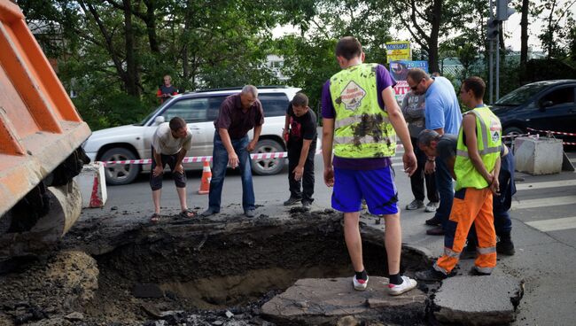 Яма в асфальте в центре Владивостока