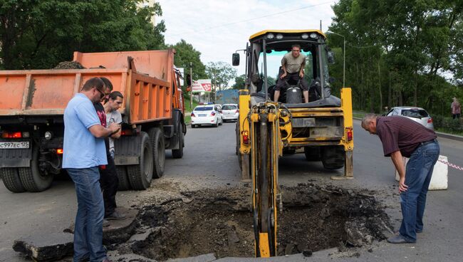 Яма в асфальте в центре Владивостока