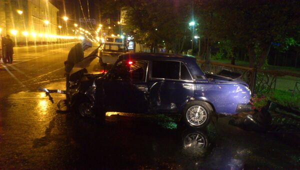 Автомобиль Жигули снес ограждение на площади Новособорной в Томске
